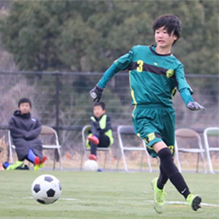 中学生のジョガドール静岡がパスを受けて果敢にせめている写真