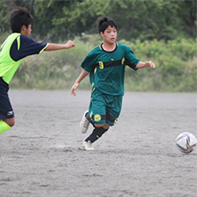 中学生のジョガドール静岡の選手たちのコート前での集合写真